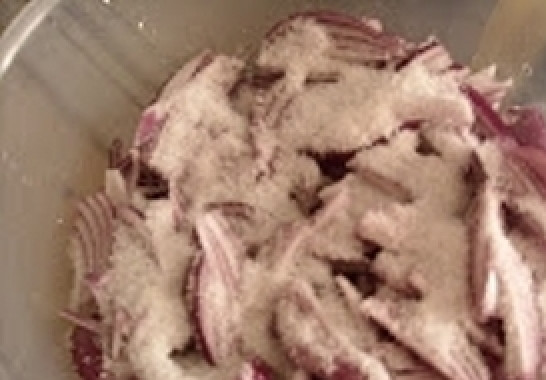 1. Этап. Салат с языком и помидорами: Лук режем полукольцами. Добавляем немного воды и засыпаем его солью (3-4 столовыми ложками). Перемешиваем, оставляем на 15-20 минут.