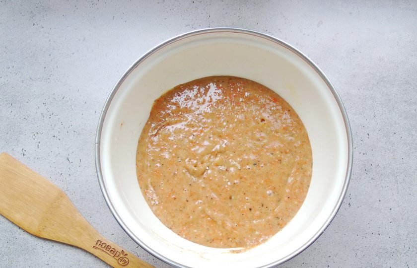 1. Этап. Морковный пирог с грецкими орехами и корицей: Перемешайте все ингредиенты теста.