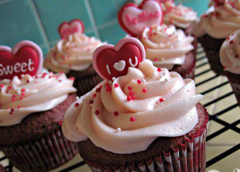 1. Этап. Шоколадные маффины со сливочной глазурью: 5. Приготовить сливочную глазурь. Взбить сливочное масло и сливочный сыр миксером на высокой скорости, от 2 до 3 минут. Уменьшить скорость до низкой. Добавить сахарную пудру, по одному стакану за раз, а затем ванильный экстракт, перемешать до однородной массы. Глазурь может храниться в холодильнике до 3 дней. Перед применением нагреть ее до комнатной температуры и взбить. Смазать глазурью маффины и подавать.