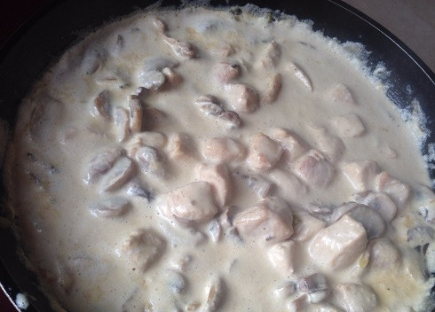 1. Этап. Курица в сливочном соусе с грибами: Перемешиваем и тушим еще минут 8-10 до загустения сливок.