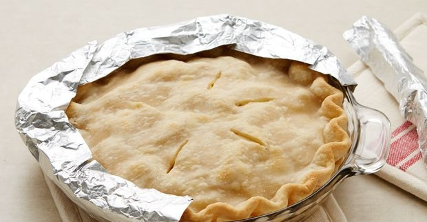 1. Этап. Пирог с лимоном и яблоками: 3. Сделайте в центре пирога несколько глубоких надрезов, чтобы выходил пар. Оберните края формы в фольгу и выпекайте в разогретом до 200 градусов духовом шкафу 20 минут, затем уберите фольгу и выпекайте еще 20-25 минут.