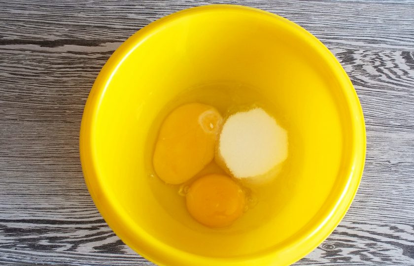 1. Этап. Вафли из гречневой муки: В чаше соедините яйца, соль и сахар. Взбейте миксером в однородную массу.