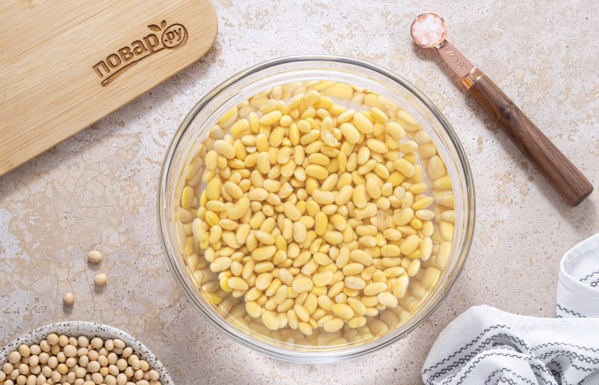 1. Этап. Соевый крем-чиз: Соевые бобы предварительно замочите на ночь. После промойте и переберите их.
