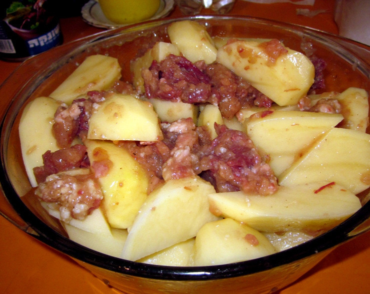 1. Этап. Жаркое с тушенкой: 2. Перемешаем тщательно картошку с тушенкой. Соль и перец, а также приправы добавляем по своему вкусу.