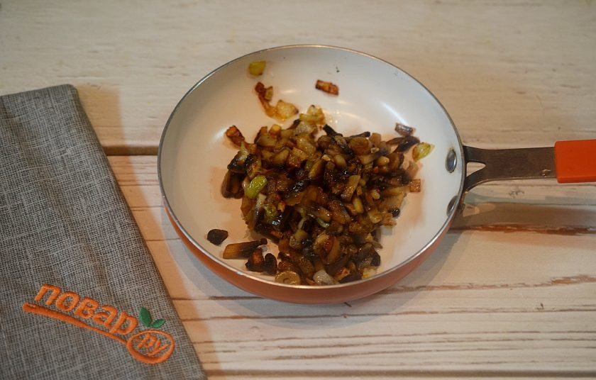 1. Этап. Фаршированный сыр: 2. Обжарьте до полного испарения жидкости.