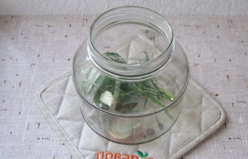 1. Этап. Зеленые помидоры на зиму без уксуса: Добавьте лавровый лист и чёрный перец горошком.