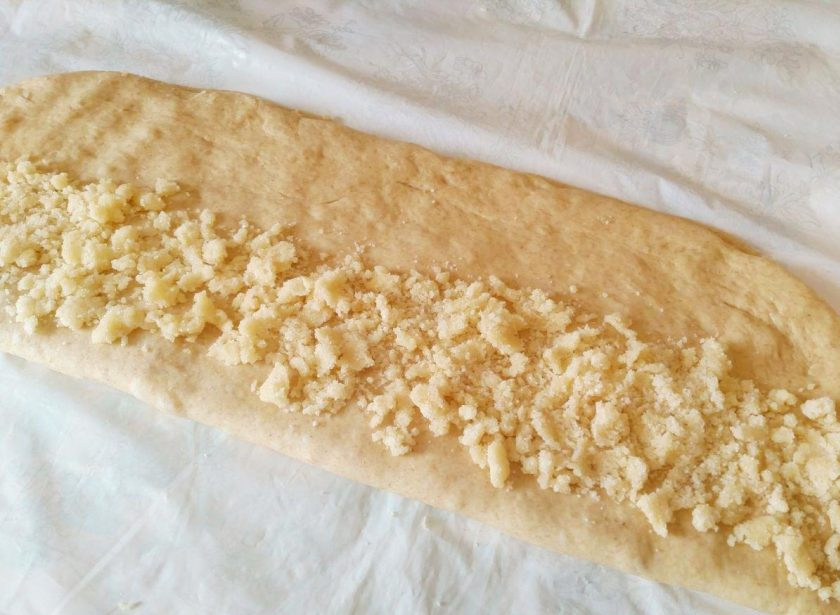 1. Этап. Сдобные булочки, прослоенные штрейзельной крошкой: Накройте крошку свободной половиной раскатанного пласта и вновь насыпьте немного крошки на половину получившегося прямоугольника.