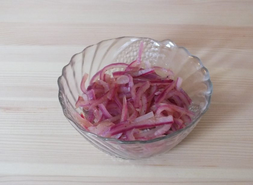 1. Этап. Салат Мужские слезы с говядиной: Сверху выложите маринованный лук, смажьте 0,5 ч.л. майонеза.