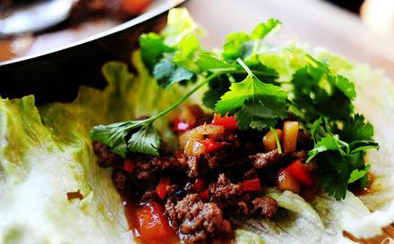 1. Этап. Индейка и салат-латук: На лист салата-латука и приукрасьте зеленью для красоты.