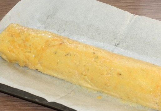 1. Этап. Картофельный рулет с консервированным тунцом: 16. Включаем духовку на t 190 С. Застилаем противень пекарской бумагой и смазываем маслом. Кладем рулет.