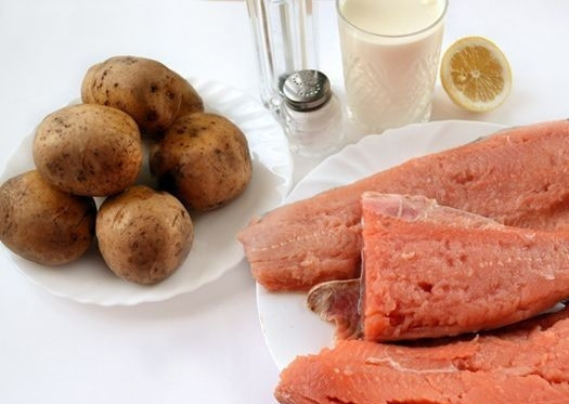 1. Этап. Горбуша с картофелем в духовке: Первым делом подготовим все необходимые ингредиенты, чтобы они были под рукой. Здесь я хочу отметить, что для этого блюда лучше использовать именно филе, поэтому, если у вас целая рыба, то лучше отделить мясо от костей самостоятельно.