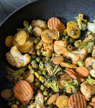 1. Этап. Острый жареный фарш по-тайски: Для гарнира я потушила в другой сковороде овощи из заморозки, добавила немного соевого соуса и шрирачу. Тут уж каждый может приготовить какие-нибудь овощи на свой вкус.