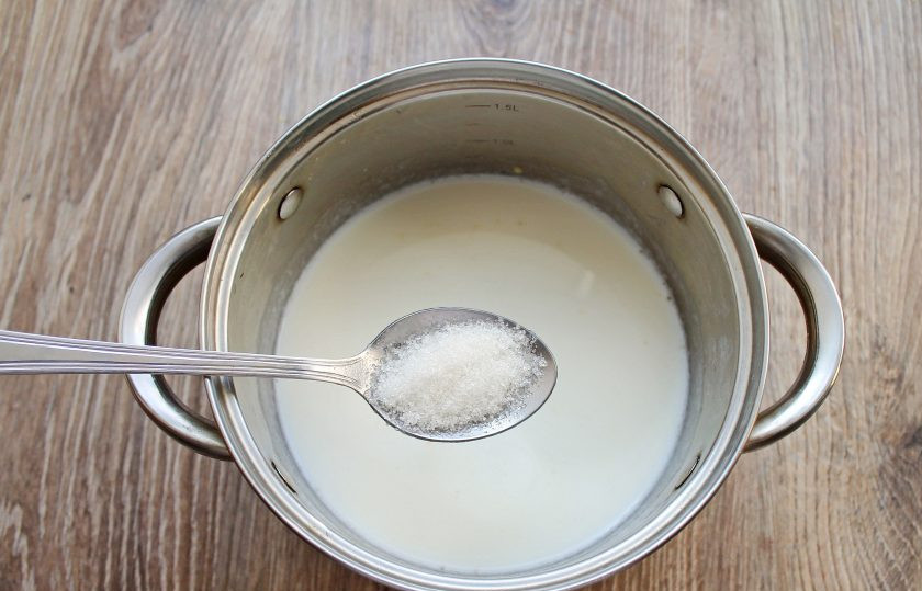 1. Этап. Кукурузная каша с черносливом: Добавьте в кастрюлю сахар и соль, перемешайте.