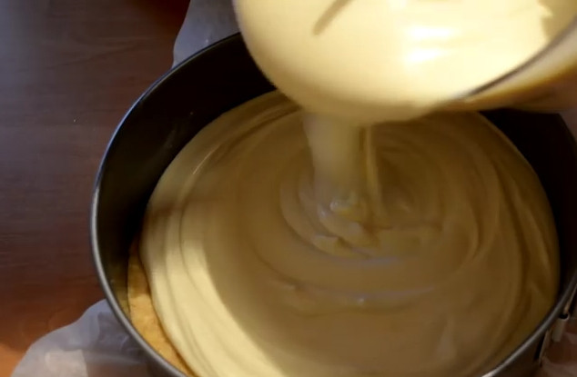 1. Этап. Творожный чизкейк со сгущенкой: 5. Выложите творожную массу в форму, разровняйте и выпекайте в духовке, разогретой до 200 градусов, на протяжение 30 минут. Затем убавьте температуру до 170 градусов и выпекайте еще 30-40 минут.