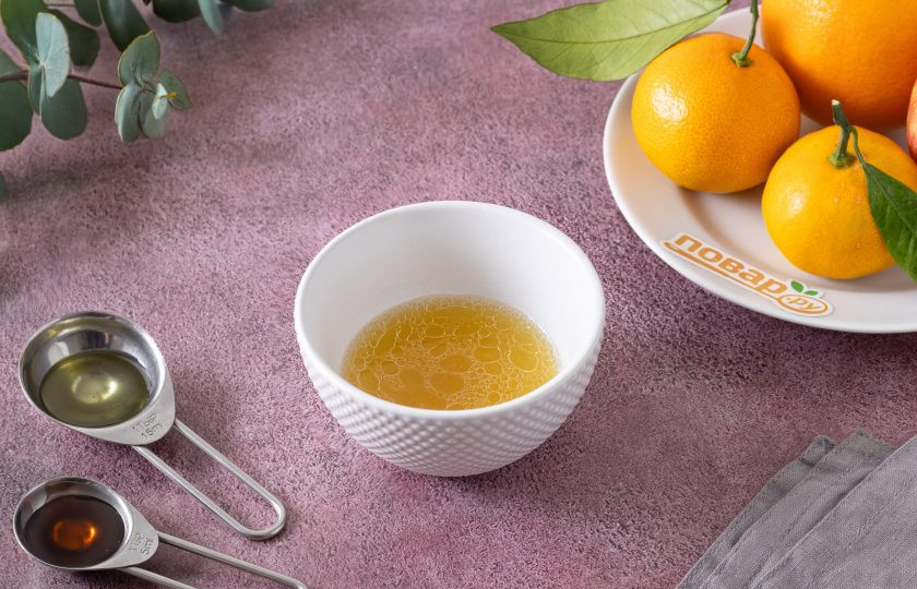 1. Этап. Салат с яблоком, апельсином и мандарином: Для заправки из половины апельсина выжмите сок. Добавьте оливковое масло и кленовый сироп, перемешайте до однородной консистенции.