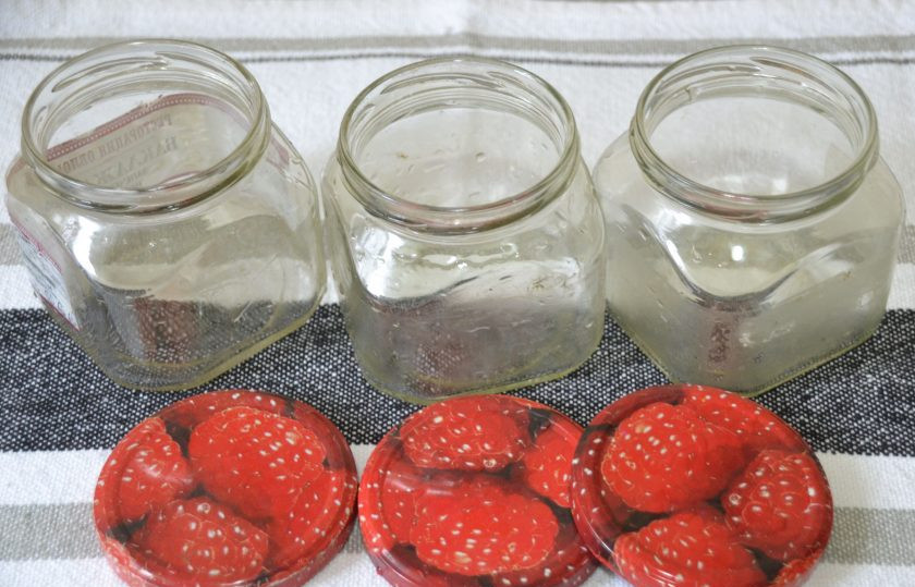 1. Этап. Кетчуп из слив: Пока кетчуп варится, подготовьте банки и крышки. Промойте их с питьевой содой, простерилизуйте над кипятком и сразу разложите в них горячий соус. Затем банки переверните вверх дном и накройте теплым покрывалом, до полного остывания.