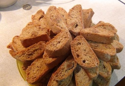 1. Этап. Итальянские сухарики Кантучини: После 20 минут сухарики должны будут подрумяниться. Это означается, что они готовы.