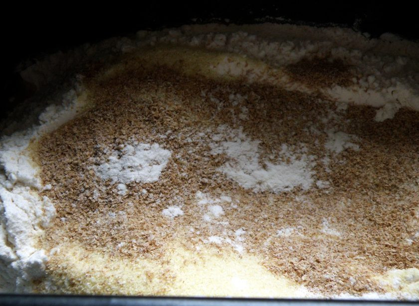 1. Этап. Хлеб отрубной на сыворотке: Дважды просейте муку. В чашу хлебопечки влейте теплую сыворотку, добавьте соль, сахар и масло. Высыпьте муку, добавьте манку, отруби и дрожжи. Замесите тесто в хлебопечке. Можно замесить тесто вручную: его следует хорошо вымесить и отбить об стол.