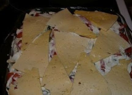 1. Этап. Обалденная картофельная запеканка с рыбкой: Последний слой – пластинки сыра. Порежьте его тонко, как на бутерброд.