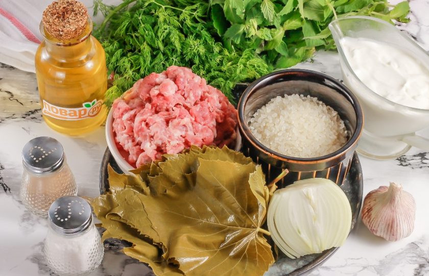 1. Этап. Долма с мятным соусом: Подготовьте указанные ингредиенты. Виноградные листья приобретите на рынке или засолите, замаринуйте в домашних условиях. Фарш лучше всего использовать бараний или говяжий с небольшим содержанием сала.