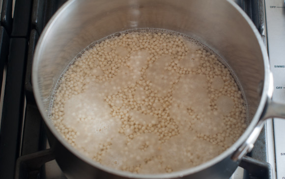 1. Этап. Салат из кускуса с овощами: Отварите кускус. Из одной чашки сухой крупы получится 1,5 готовой.