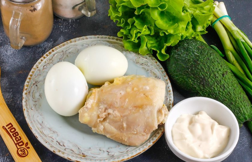 1. Этап. Салат из авокадо с курицей: Подготовьте указанные ингредиенты. Бедро куриное отварите заранее и остудите. Можно использовать любую часть куриной тушки, где больше мяса. Куриные яйца также отварите и остудите, счистите с них скорлупу и промойте в воде.