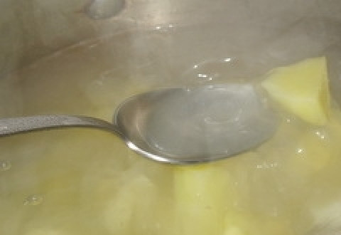 Свекольный суп 1. Этап. Свекольный суп: Бульон сварился. Мясо можно вытащить или оставить в кастрюле - все зависит от ваших вкусов:) Добавляем в бульон картофель и солим.