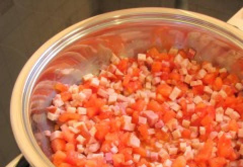 1. Этап. Каннеллони с беконом под томатным соусом: Обжариваем бекон в течение нескольких минут, затем добавляем к нему помидоры и обжариваем, пока вся влага не уйдет.