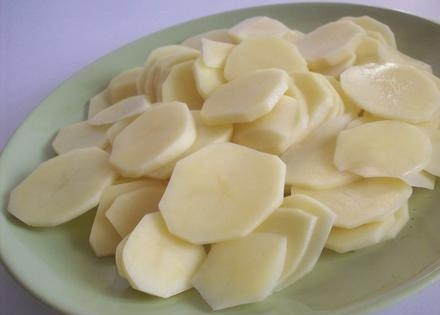 1. Этап. Картофель по-савойски: Картофель чистим, моем и нарезаем тонкими пластинками. Желательно, чтобы толщина пластинок была примерно одинаковая.