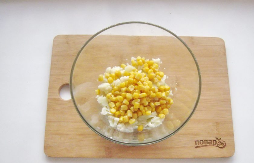 1. Этап. Салат из цветной капусты с крабовыми палочками: Добавьте консервированную кукурузу.