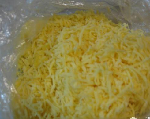 1. Этап. Картофельные цветочки: 1. В первую очередь очищаем картофель, промываем, наливаем в кастрюлю воды и ставим отвариваться. На мелкой терке натираем твердый сыр (для того, чтобы сыр лучше натирался, его надо подержать в морозилке).