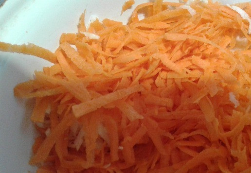 1. Этап. Салат из корневого сельдерея: Морковь чищу и натираю на крупной тёрке в глубокую миску.