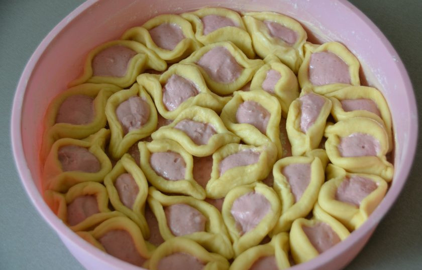 1. Этап. Воскресный пирог: Укладывайте маленькие заготовки в форму, не очень плотно.