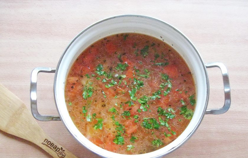 1. Этап. Тунисский суп: В готовый суп добавьте нарезанную зелень, у меня петрушка, но можно взять укроп или кинзу.