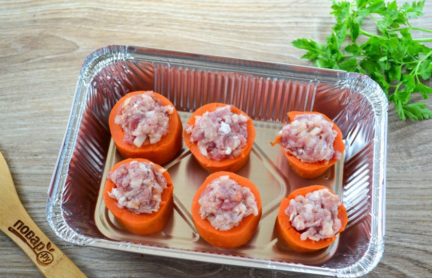 1. Этап. Фаршированная морковь: Переложите бочонки в форму для запекания и отправьте в духовку, разогретую до 200 градусов, на 20 минут.