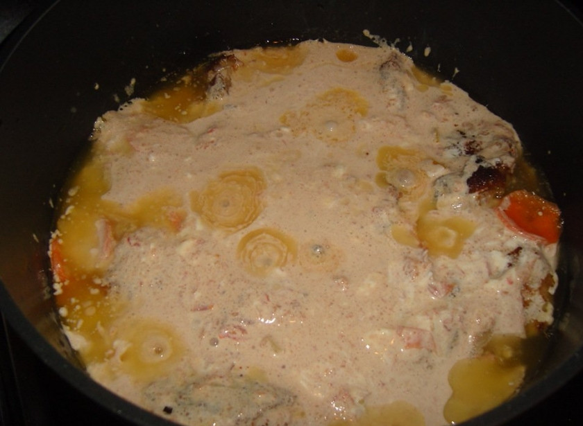 1. Этап. Куриные окорочка в соусе: 7. Добавим овощи в сковороду, перемешиваем, затем на маленьком огне под крышкой тушим все вместе примерно 40 минут.