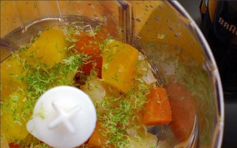 1. Этап. Сорбет из кокосового молока: Консервированные фрукты с небольшим количеством сиропа измельчаем в блендере вместе с цедрой лайма, соком лайма и небольшим количеством сахара.