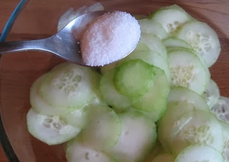 1. Этап. Огуречный салат Мизерия: 2. Добавьте сахар, перемешайте.
