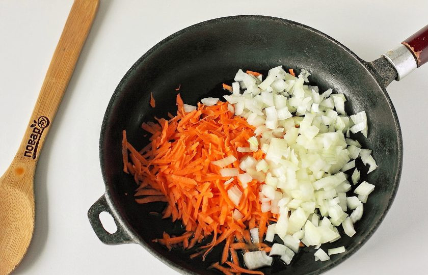 1. Этап. Тушеная капуста с перловкой: Лук нарежьте кубиками. Морковь натрите на терке.