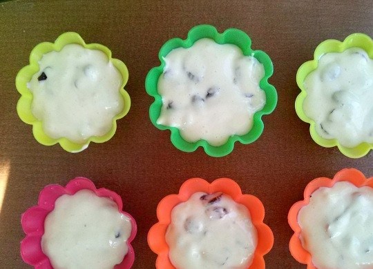 1. Этап. Кексы в силиконовых формочках: Аккуратно наполните силиконовые формочки тестом. Выпекайте кексы в разогретой духовке 25-30 минут.