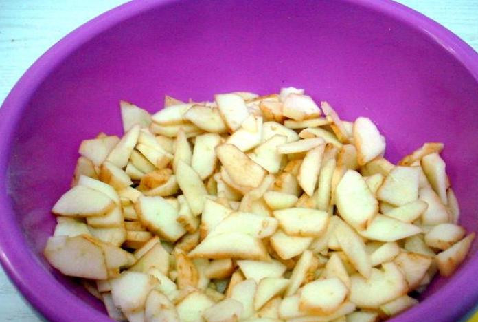 1. Этап. Рисовая запеканка с яблоками: Яблоки очищаем от кожуры, удаляем сердцевину и нарезаем их на небольшие дольки.