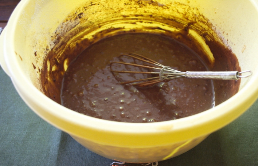 1. Этап. Пирог на заварке: Добавьте к яйцам сахар и разрыхлитель. Взбейте. Влейте остывший чай и добавьте кефир. Добавьте также какао и муку. Замесите тесто.