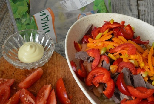 1. Этап. Макаронный салат с сердцем индейки: Нарезать перцы и помидоры, добавить в салатник.