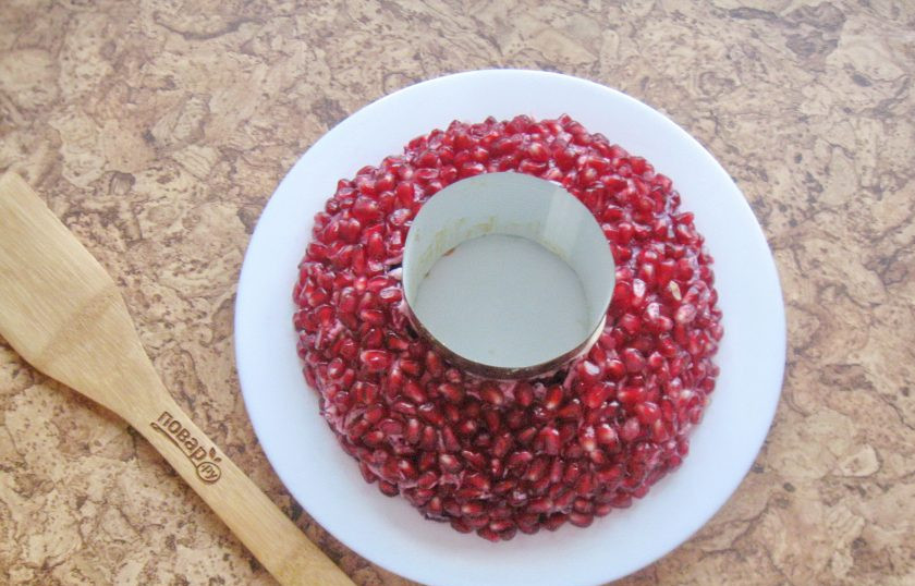 1. Этап. Салат Гранатовый браслет с языком: Покройте весь салат зернами граната.