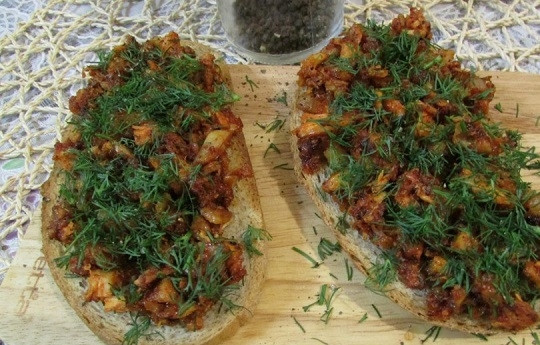 1. Этап. Хлеб с курицей Хеннеброд: 5. На хлеб выложите курицу и присыпьте свежей измельченной зеленью. Приятного перекуса!