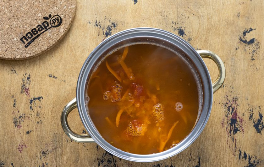 1. Этап. Грузинский суп из фасоли с овощами: Переложите овощную зажарку в кастрюлю с супом. Варите 10 минут на среднем огне все вместе.