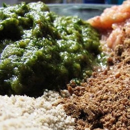 1. Этап. Пикантные хлебцы: Овощи и зелень измельчаем до однородности при помощи блендера, семена измельчаем в муку при помощи, например, кофемолки.