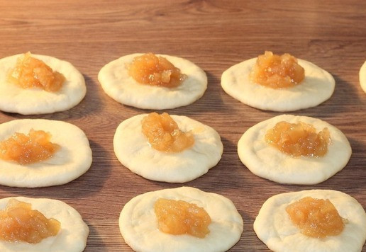 1. Этап. Пирожки «Придорожные»: 12. Формируем из заготовок круглые лепешки диаметром с чайное блюдце. Раскладываем начинку. У меня очень густое яблочное повидло.