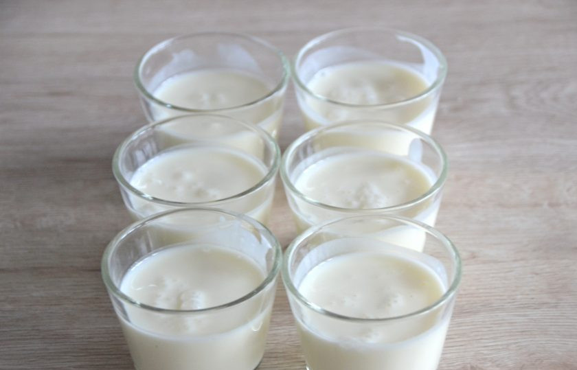 1. Этап. Десерт Неженка: Разлейте приготовленную смесь по формочкам, поставьте в прохладное место для застывания. На этом можно приготовление десерта 