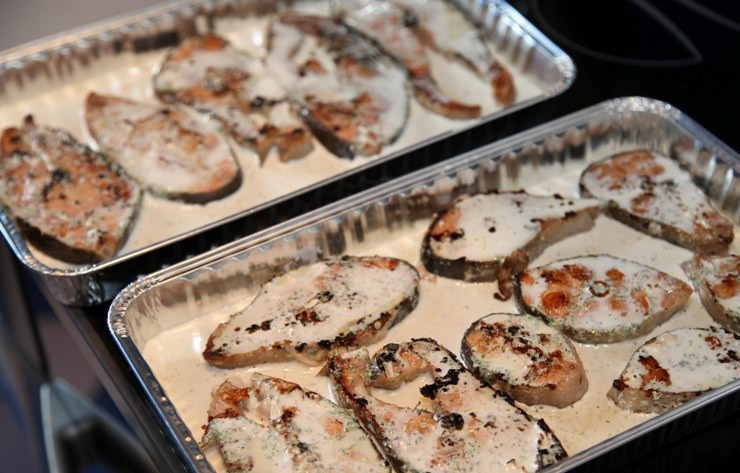 1. Этап. Стейк из горбуши в духовке: Теперь обжаренные стейки выкладываем в форму для запекания или на противень, застланный фольгой, заливаем их приготовленным соусом.